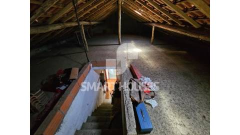 Moradia T2 em Vinhó (Arganil), com sótão, garagem...