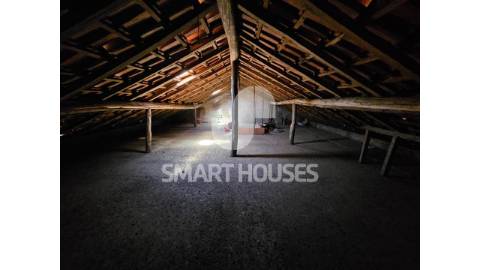 Moradia T2 em Vinhó (Arganil), com sótão, garagem...