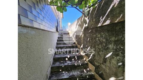 Moradia T2 em Vinhó (Arganil), com sótão, garagem...