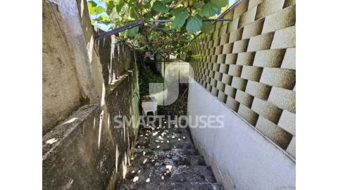 Moradia T2 em Vinhó (Arganil), com sótão, garagem...