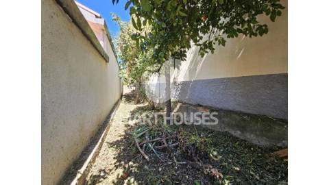 Moradia T2 em Vinhó (Arganil), com sótão, garagem...