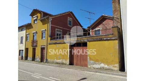 Prédio com traça interessante, arquitetonicamente...