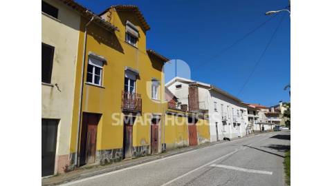 Prédio com traça interessante, arquitetonicamente...