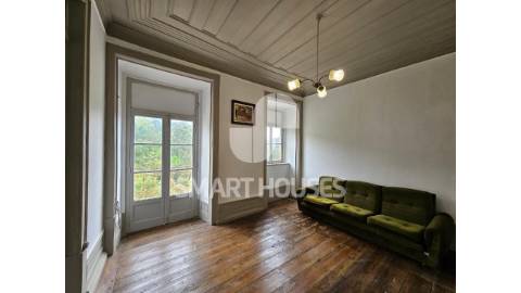 Prédio com traça interessante, arquitetonicamente...