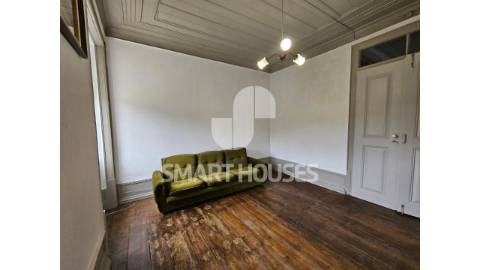 Prédio com traça interessante, arquitetonicamente...