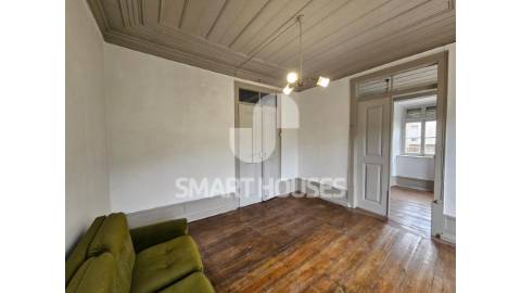 Prédio com traça interessante, arquitetonicamente...