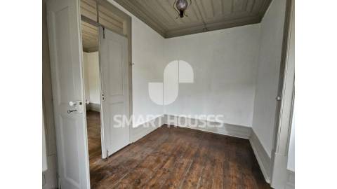 Prédio com traça interessante, arquitetonicamente...