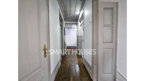 Prédio com traça interessante, arquitetonicamente...