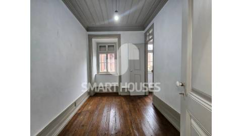 Prédio com traça interessante, arquitetonicamente...