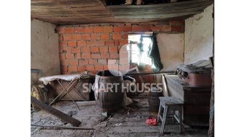 Moradia T1 para reabilitar em Vale de S....