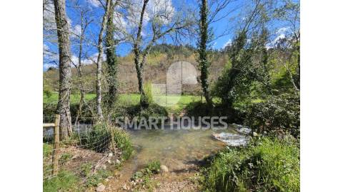 Moradia em ruínas para recuperar, junto ao rio,...