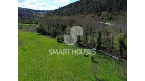 Moradia em ruínas para recuperar, junto ao rio,...