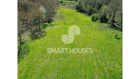 Moradia em ruínas para recuperar, junto ao rio,...