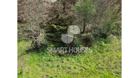 Moradia em ruínas para recuperar, junto ao rio,...