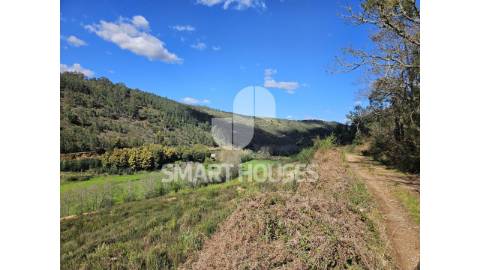 Moradia em ruínas para recuperar, junto ao rio,...