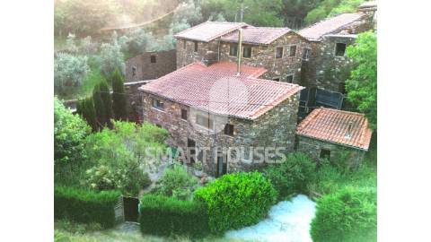 Moradia T3 com jardim e anexos no Caratão...