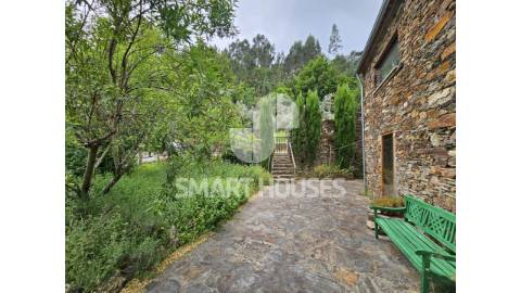 Moradia T3 com jardim e anexos no Caratão...