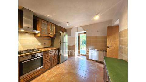 Moradia T3 com jardim e anexos no Caratão...