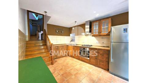 Moradia T3 com jardim e anexos no Caratão...