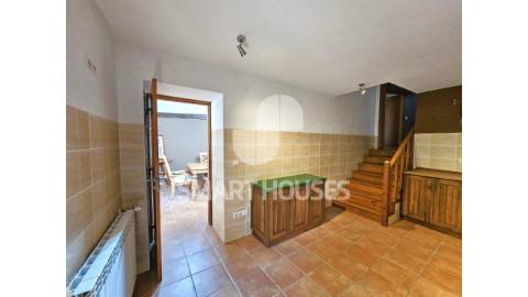 Moradia T3 com jardim e anexos no Caratão...