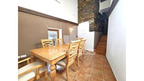 Moradia T3 com jardim e anexos no Caratão...