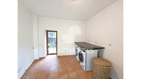 Moradia T3 com jardim e anexos no Caratão...