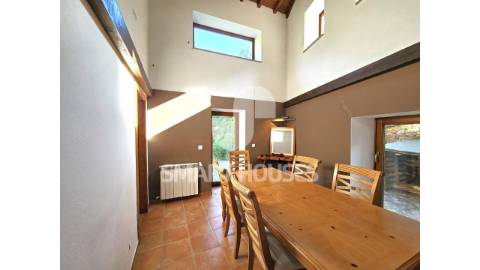 Moradia T3 com jardim e anexos no Caratão...