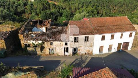 Moradia em ruínas para recuperar na aldeia de...