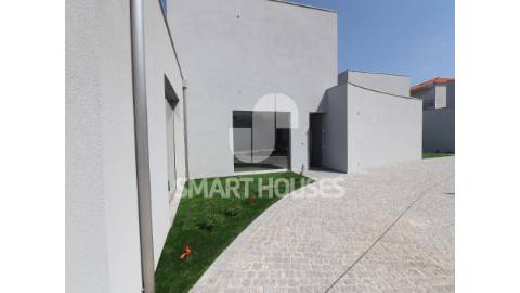 Moradia T3 numa das principais avenidas do centro...