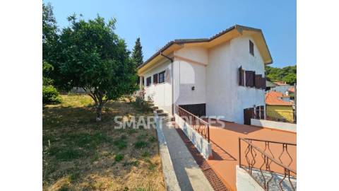 Moradia T6 em Torrozelas (Arganil) com anexos em...