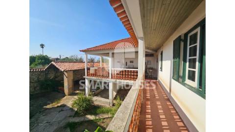 Moradias T4 e T1 em torno de pátio no Casal do...