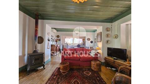 Moradias T4 e T1 em torno de pátio no Casal do...