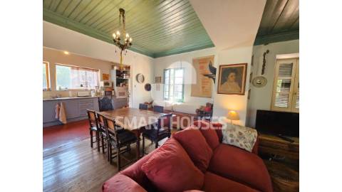 Moradias T4 e T1 em torno de pátio no Casal do...