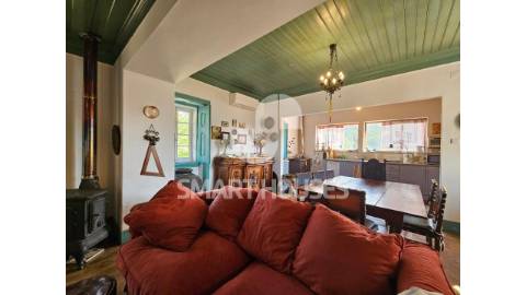 Moradias T4 e T1 em torno de pátio no Casal do...