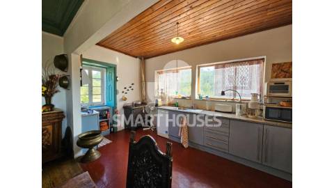 Moradias T4 e T1 em torno de pátio no Casal do...