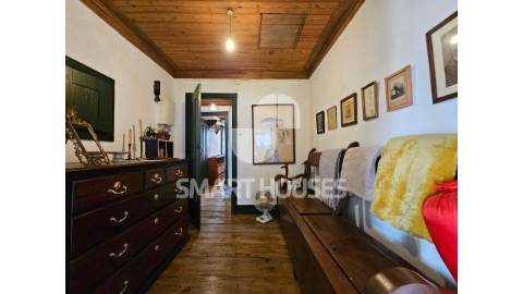 Moradias T4 e T1 em torno de pátio no Casal do...