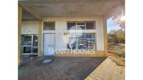 Loja comercial em localização central na vila de...