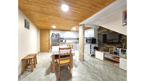 Moradia T2 em Hombres com garagem, totalmente...