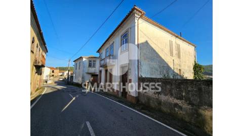 Moradia T4 + T2 em torno de pátio interior na...