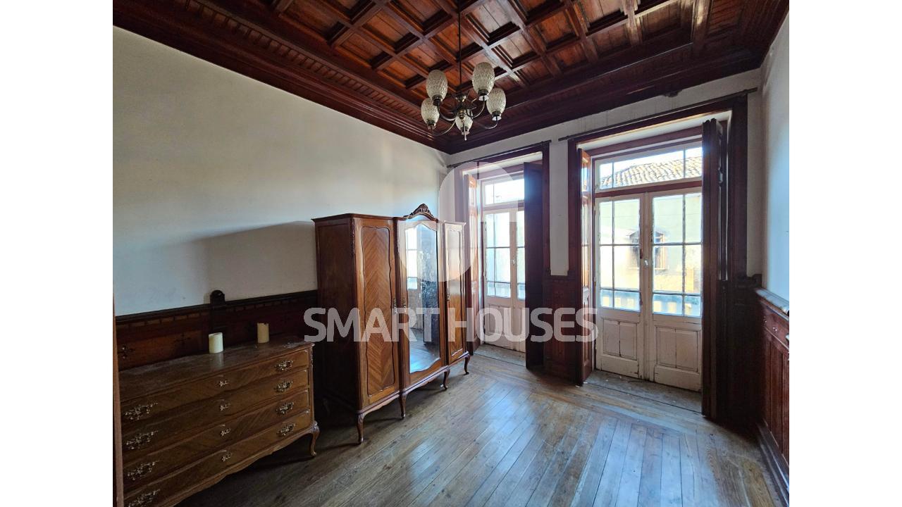 Moradia T4 + T2 em torno de pátio interior na...