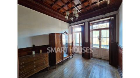 Moradia T4 + T2 em torno de pátio interior na...