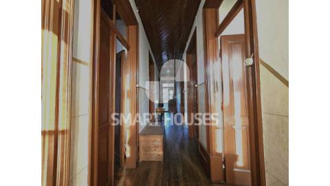 Moradia T4 + T2 em torno de pátio interior na...