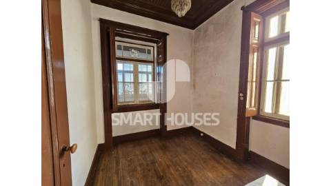 Moradia T4 + T2 em torno de pátio interior na...