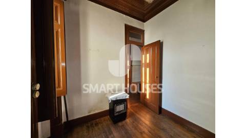 Moradia T4 + T2 em torno de pátio interior na...