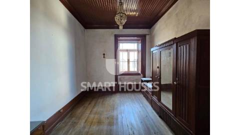 Moradia T4 + T2 em torno de pátio interior na...