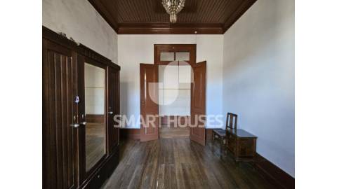 Moradia T4 + T2 em torno de pátio interior na...