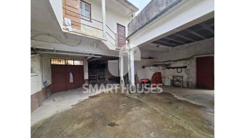 Moradia T4 + T2 em torno de pátio interior na...