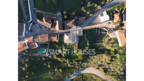 Moradia T4 + T2 em torno de pátio interior na...