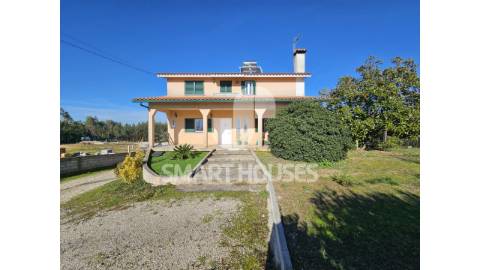 Moradia T4 nos Poços, S. Martinho da Cortiça com...