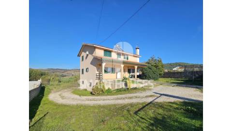 Moradia T4 nos Poços, S. Martinho da Cortiça com...